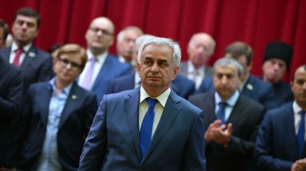 Президент Абхазии призвал оппозицию действовать в правовом поле