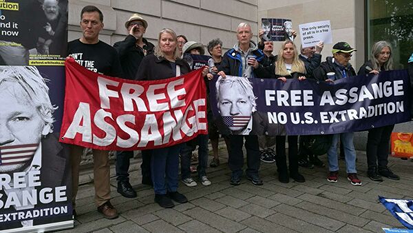 Сторонники Ассанжа собрались у здания суда в Лондоне