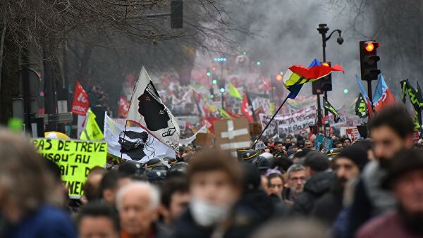 В Париже полиция применила слезоточивый газ на акции протеста