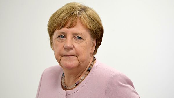 Меркель обсудит с премьером Греции ситуацию с беженцами