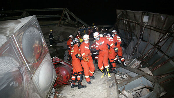 В Китае спасатели вытащили 50 человек из-под рухнувшего отеля