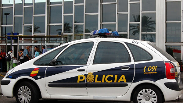 В Мадриде полуголый мужчина с двумя мечами напал на полицию