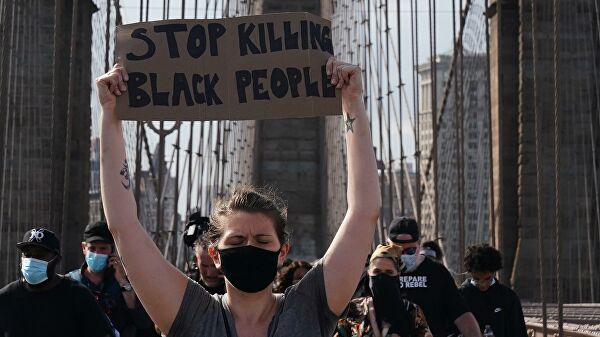В Нью-Йорке протестующие разбили автомобиль полиции