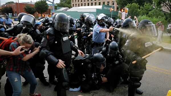 В Сеть попал ролик из Миннеаполиса, как полиция распыляет в СМИ спрей