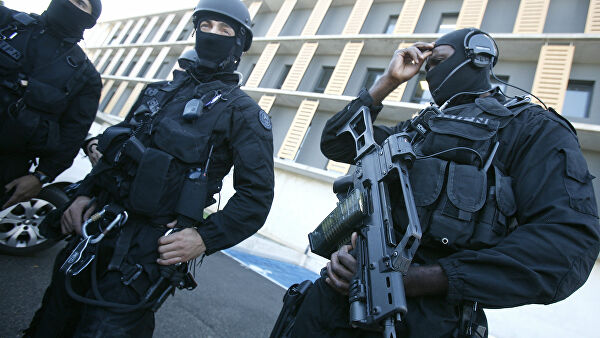 Французская полиция проводит операцию в ТЦ в пригороде Парижа