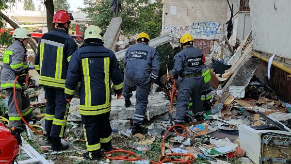 В Киеве завершили поисково-спасательные работы на месте обрушения дома