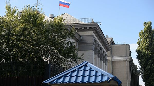 Неизвестный сжег российский флаг возле посольства в Киеве