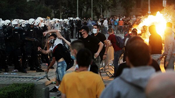 В Белграде корреспондент РИА Новости попал под слезоточивый газ