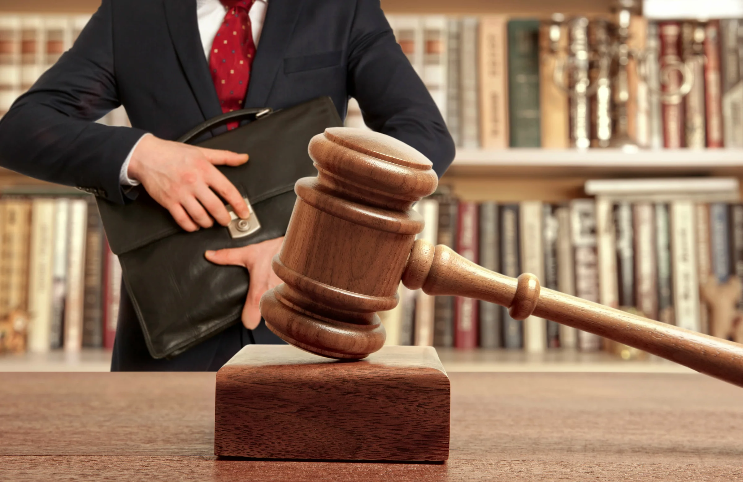 Адвокат, юрист, арбитражный управляющий — кто поможет потенциальному банкроту?