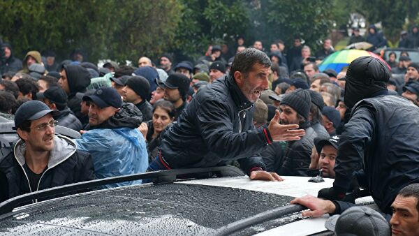 Президент Абхазии поручил избежать развития ситуации вне правого поля