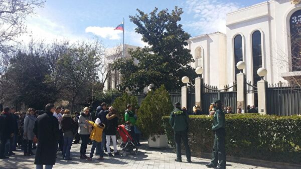 Посольство в Испании вновь призвало россиян вернуться на родину