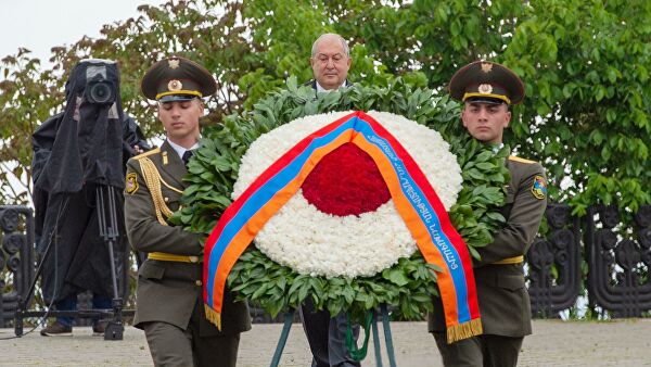 Президент Армении возложил цветы к Вечному огню в Ереване