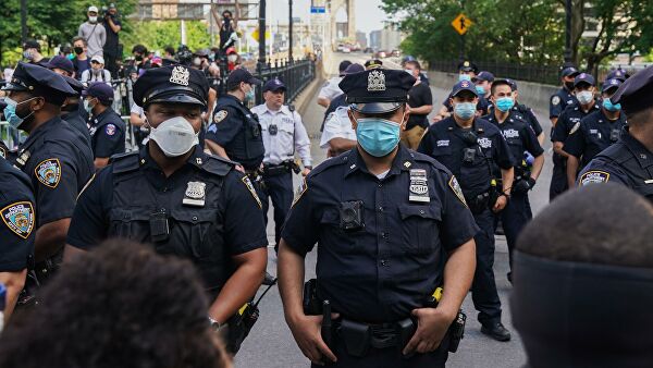 СМИ: в Нью-Йорке полиция приостанавливает одиночное патрулирование
