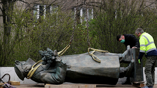 Земан назвал снос памятника Коневу "глупостью незначительных политиков"