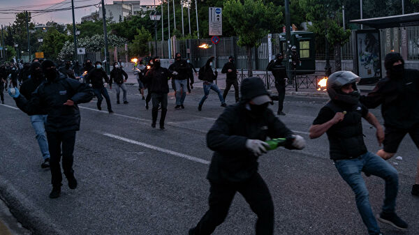 У посольства США в Афинах произошли столкновения демонстрантов с полицией