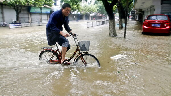 В Китае почти 30 тысяч человек эвакуировали из-за наводнений