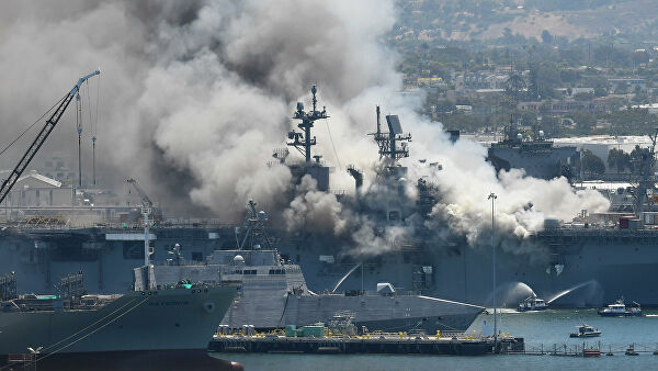 Адмирал рассказал, чем опасен пожар на корабле в Сан-Диего