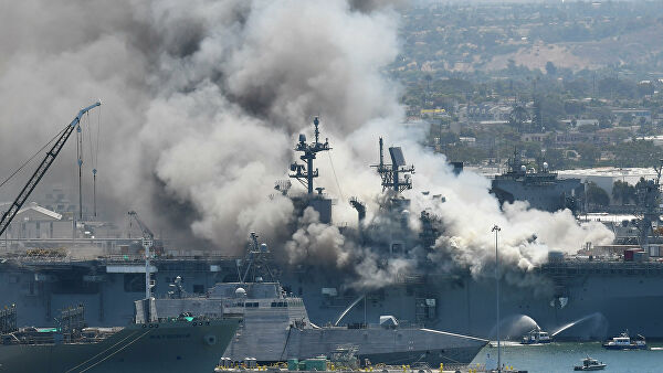 Корабль ВМС США в порту Сан-Диего может прогореть до ватерлинии