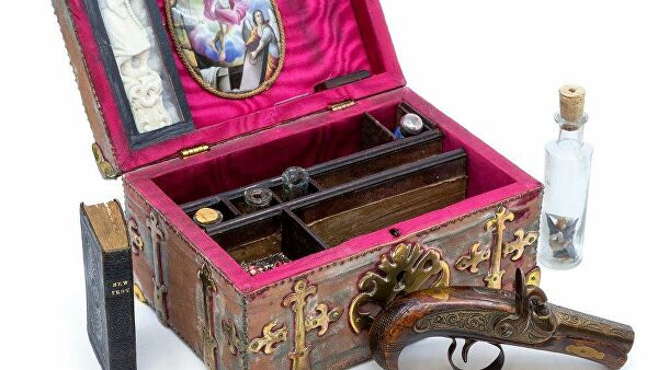 На аукционе в Лондоне выставили старинный набор для защиты от вампиров