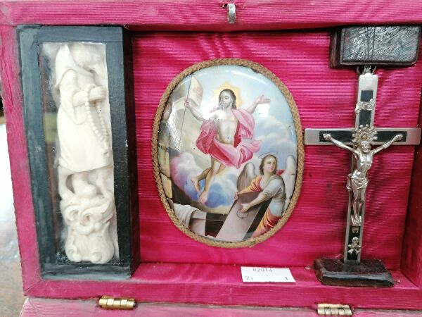 На аукционе в Лондоне выставили старинный набор для защиты от вампиров