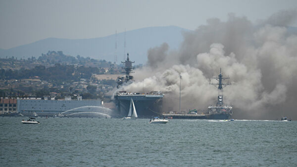 На военно-морской базе ВМС США в Сан-Диего загорелся корабль