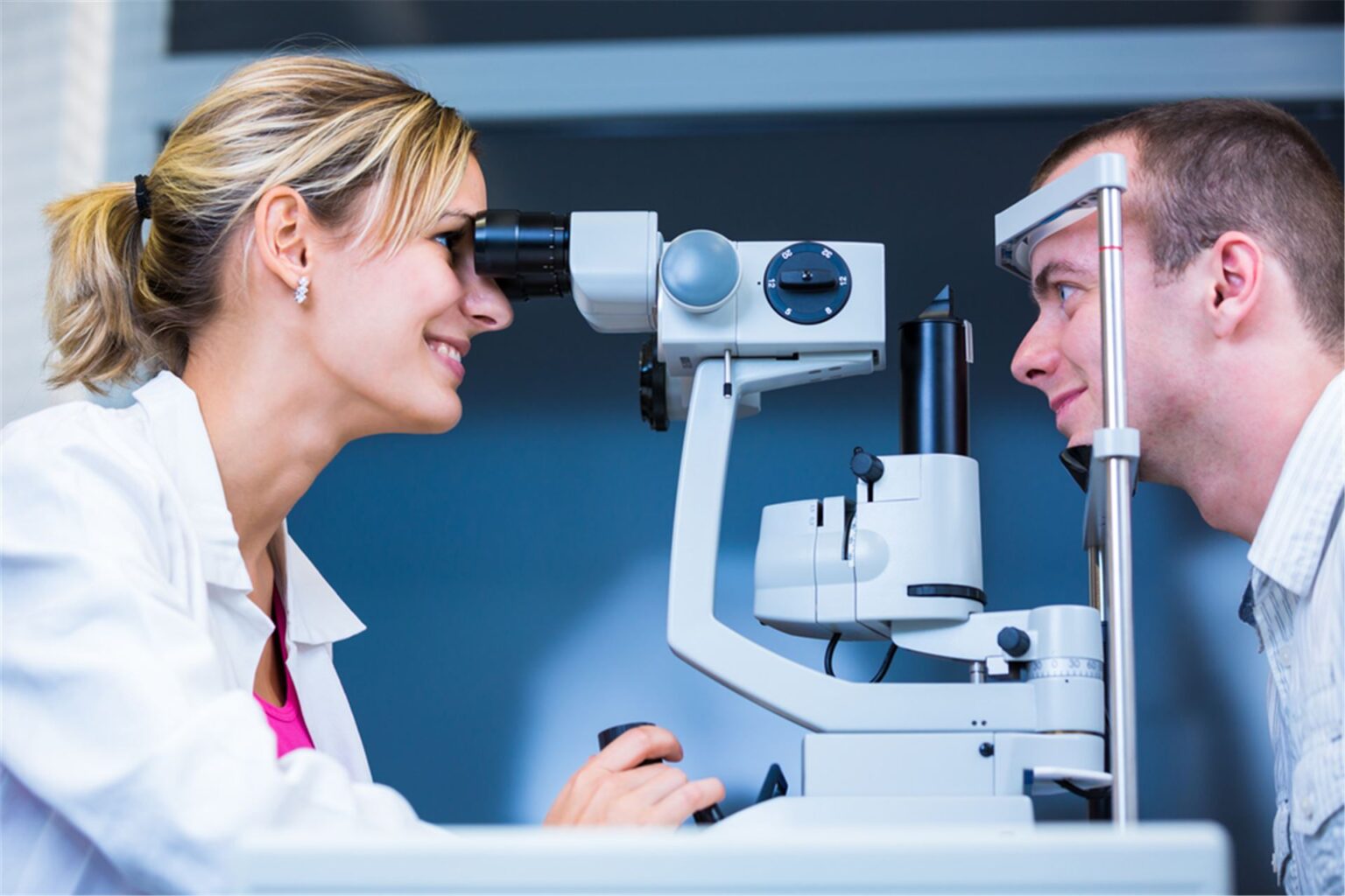 Оценка качества зрения. Аппарат для проверки глаз. Офтальмолог аппарат. Аппараты в офтальмологии. Человек на приёме у офиальмолога.