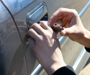 Как открыть машину с запертым ключом внутри