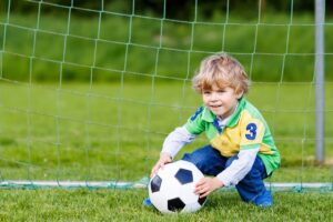 Когда ребенка стоит отдать в спортивную секцию по футболу