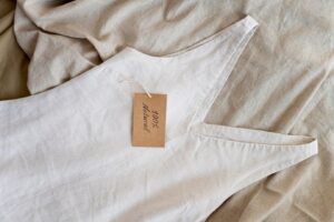 Этикетки и бирки для одежды на заказ: создание уникального стиля и бренда